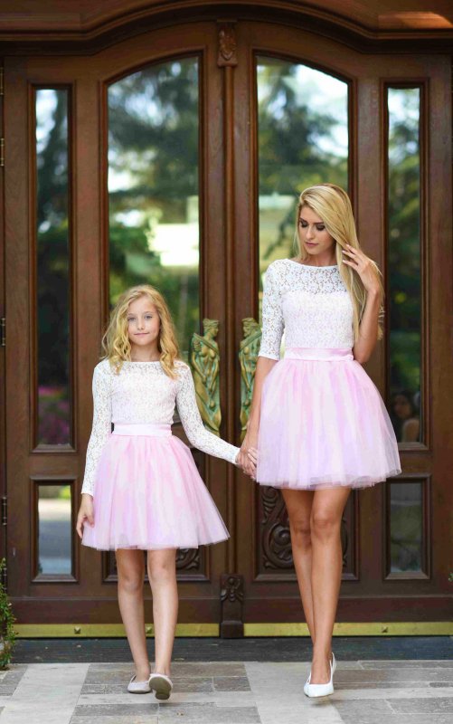 Дамска рокля с бяла дантела и розов тюл