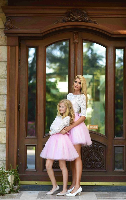 Дамска рокля с бяла дантела и розов тюл