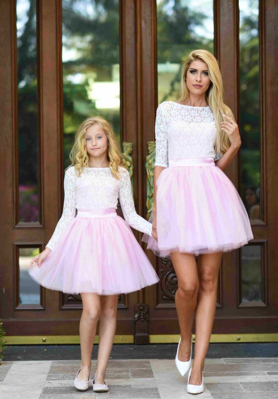 Дамска рокля с бяла дантела и розов тюл