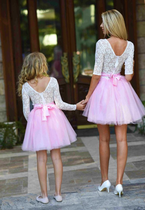 Дамска рокля с бяла дантела и розов тюл