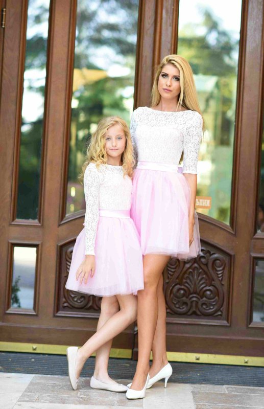 Дамска рокля с бяла дантела и розов тюл