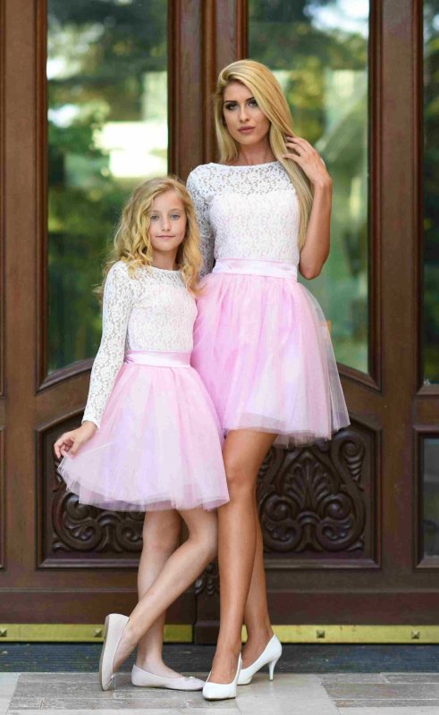 Дамска рокля с бяла дантела и розов тюл