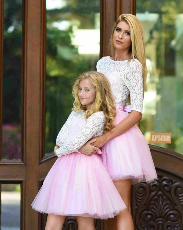 Детска рокля с бяла дантела и розов тюл