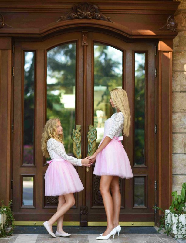 Детска рокля с бяла дантела и розов тюл