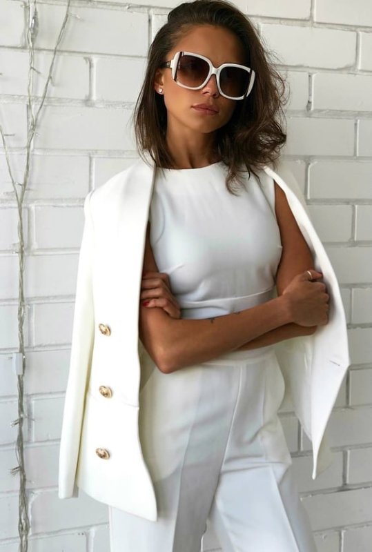 Гащеризон с деколте на гърба