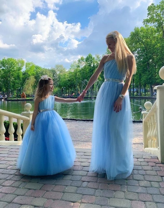 Комплект еднакви дълги тюлени рокли за майка и дъщеря