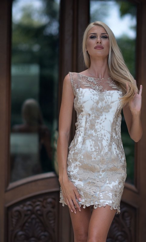 Дамска къса вталена рокля със златиста дантела