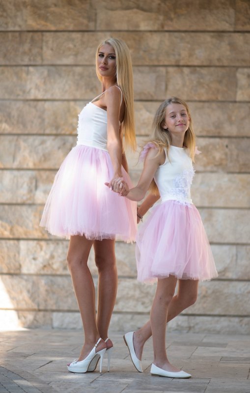 Комплект детска и дамска рокля с тюл и декоративни цветя