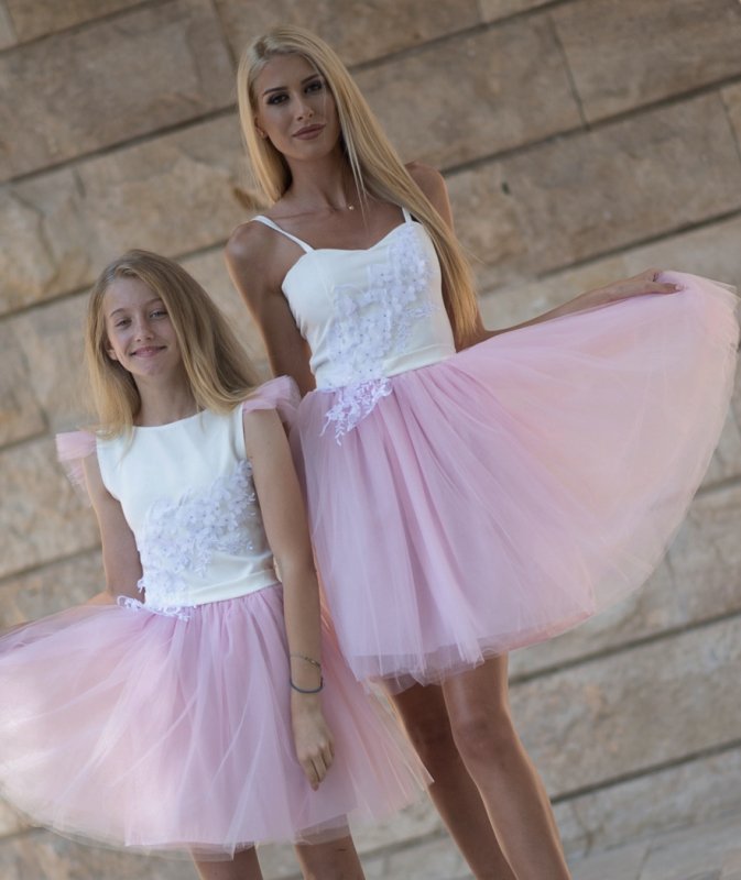 Комплект детска и дамска рокля с тюл и декоративни цветя