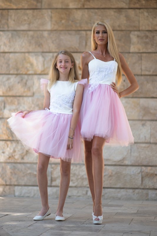 Дамска рокля с тюл и декоративни цветя