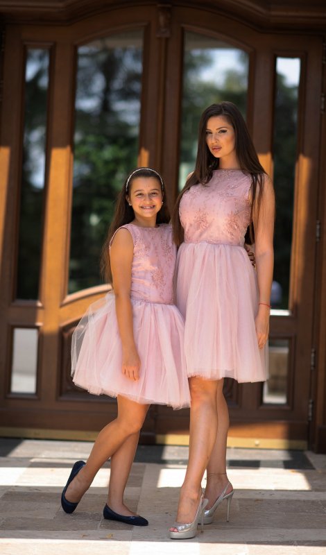 Комплект еднакви рокли за майка и дъщеря с дантела и тюл в цвят пудра