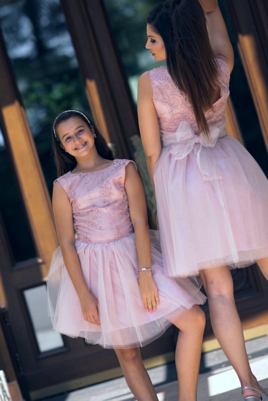 Комплект еднакви рокли за майка и дъщеря с дантела и тюл в цвят пудра