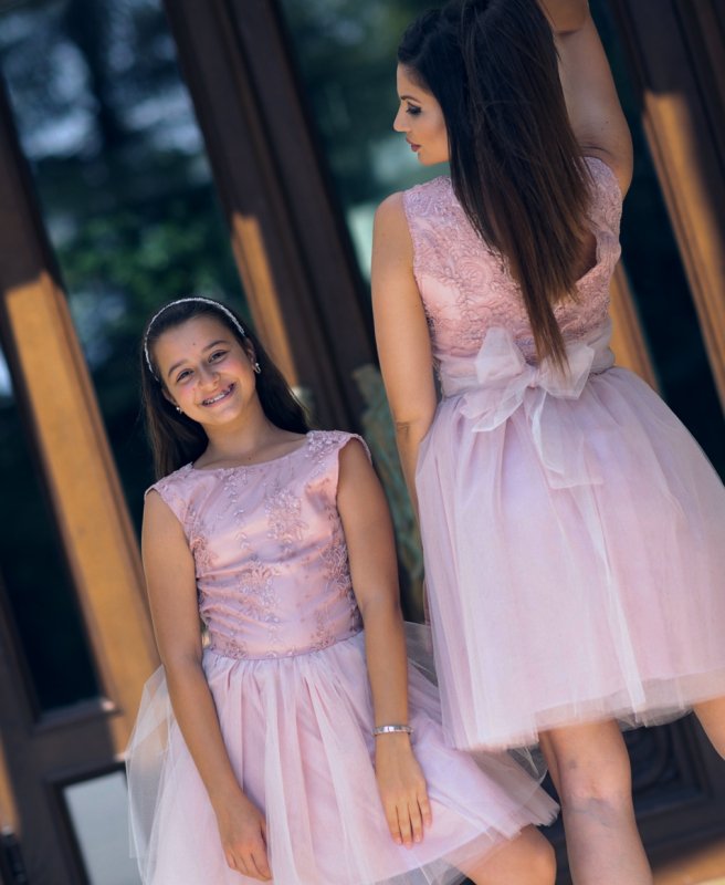 Комплект еднакви рокли за майка и дъщеря с дантела и тюл в цвят пудра