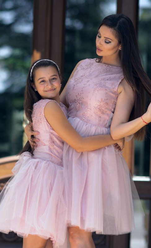 Комплект еднакви рокли за майка и дъщеря с дантела и тюл в цвят пудра