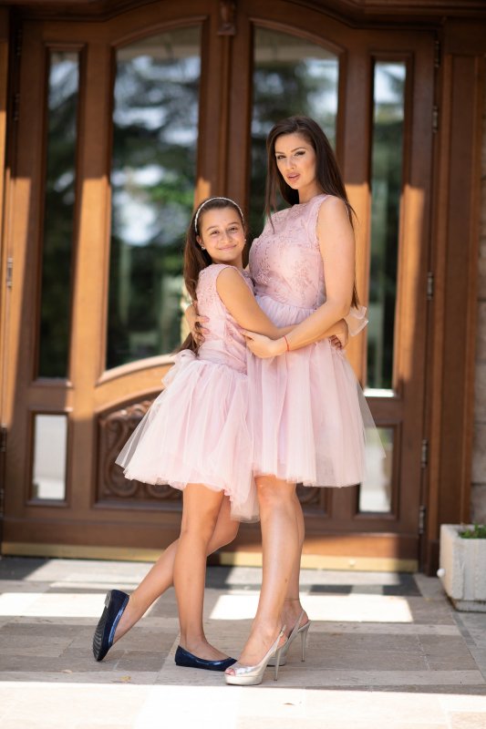 Комплект еднакви рокли за майка и дъщеря с дантела и тюл в цвят пудра