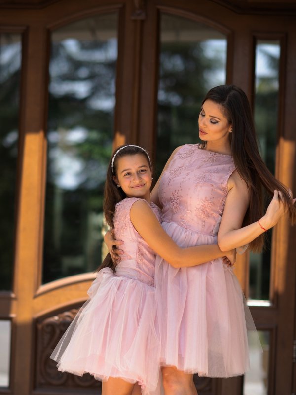 Комплект еднакви рокли за майка и дъщеря с дантела и тюл в цвят пудра