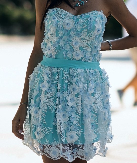 Къса разкроена рокля  от луксозна дантела с нашити цветя и перли