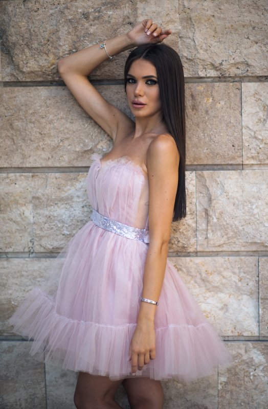 Къса рокля бюстие от тюл със сребристо коланче