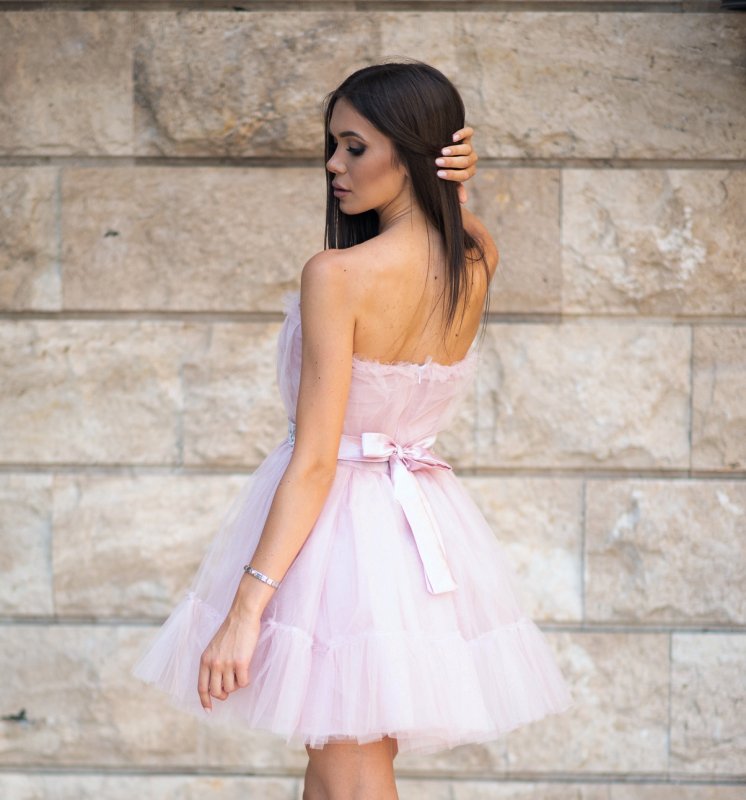 Къса рокля бюстие от тюл със сребристо коланче