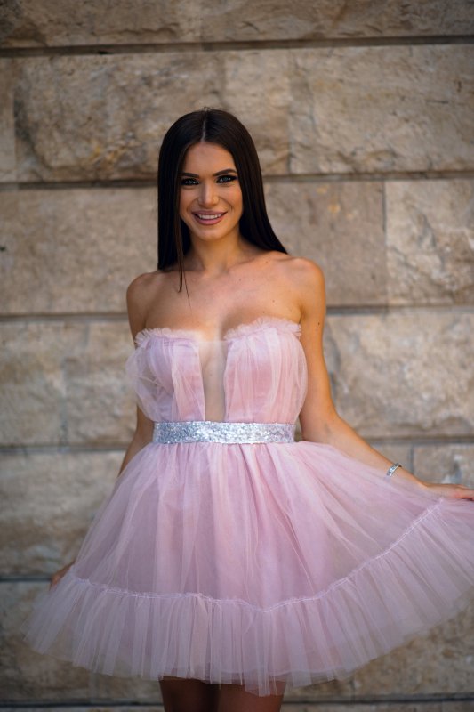 Къса рокля бюстие от тюл със сребристо коланче