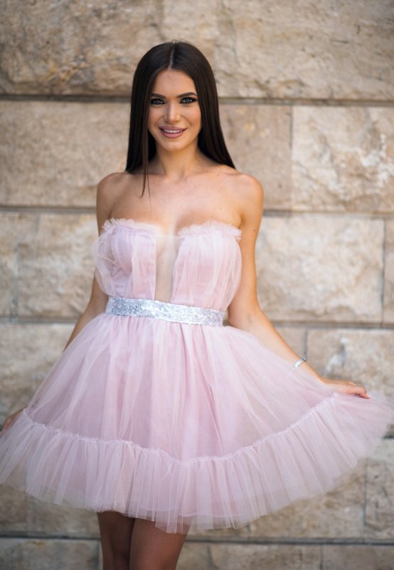 Къса рокля бюстие от тюл със сребристо коланче