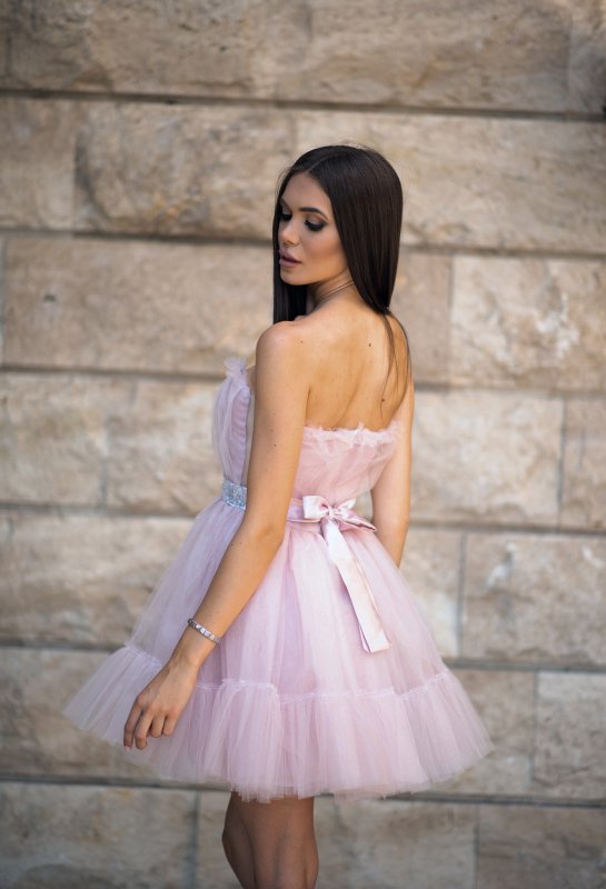 Къса рокля бюстие от тюл със сребристо коланче