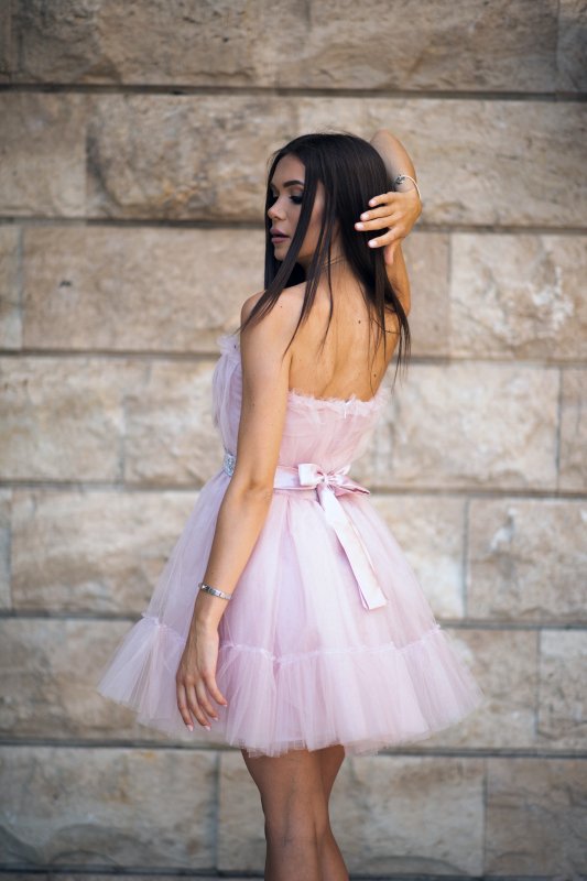 Къса рокля бюстие от тюл със сребристо коланче