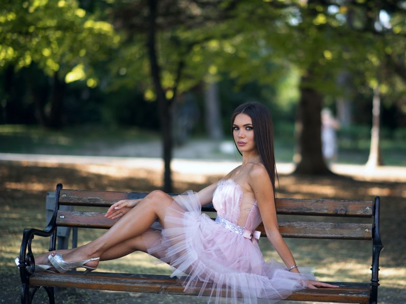 Къса рокля бюстие от тюл със сребристо коланче