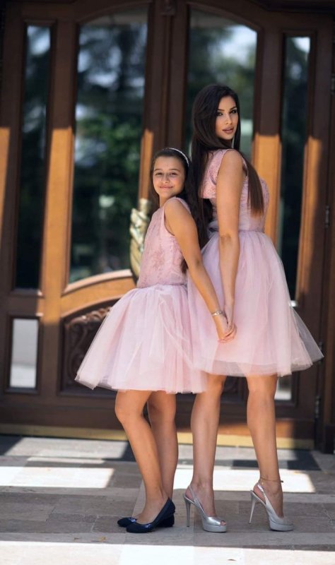 Комплект еднакви рокли за майка и дъщеря с дантела и тюл в цвят пудра