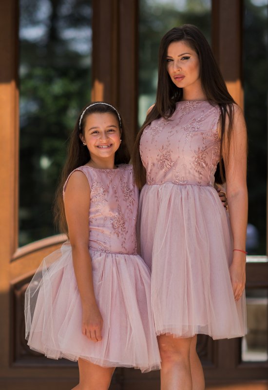 Комплект еднакви рокли за майка и дъщеря с дантела и тюл в цвят пудра