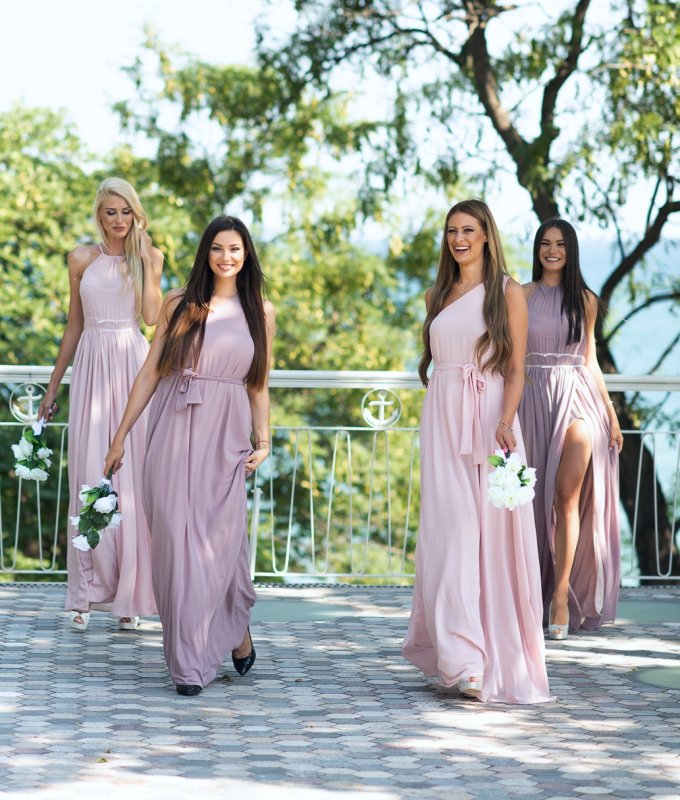 Дълга разкроена рокля с една презрамка