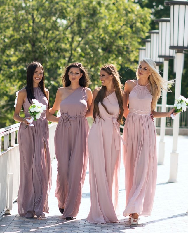 Дълга разкроена рокля с една презрамка