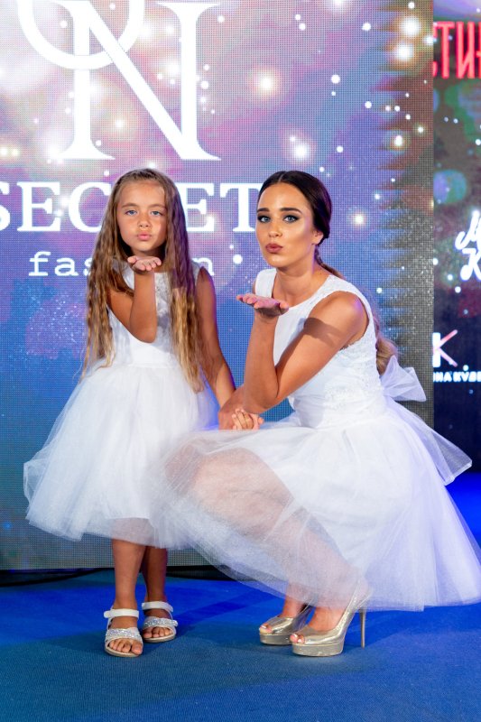 Комплект еднакви рокли за майка и дъщеря с дантела и тюл в бял цвят