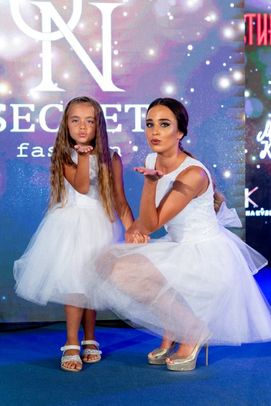 Комплект еднакви рокли за майка и дъщеря с дантела и тюл в бял цвят