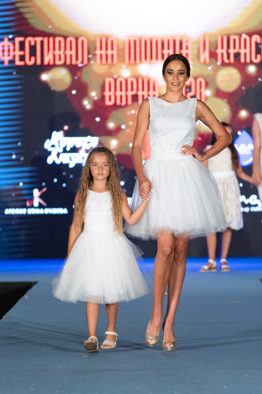 Комплект еднакви рокли за майка и дъщеря с дантела и тюл в бял цвят