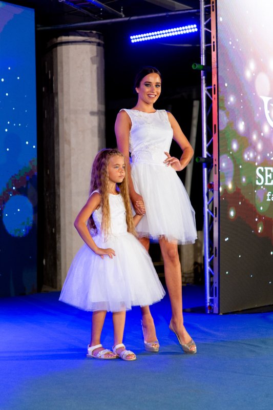 Комплект еднакви рокли за майка и дъщеря с дантела и тюл в бял цвят