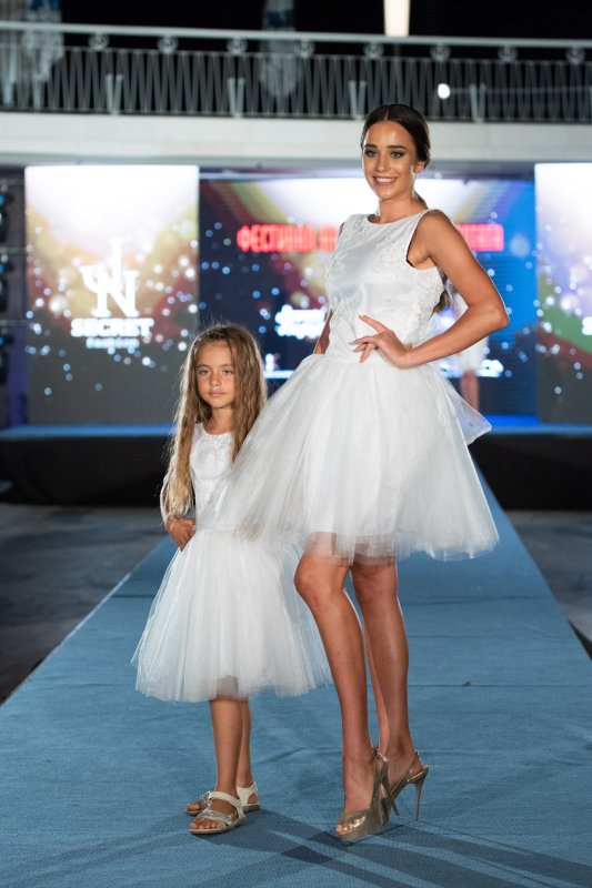 Комплект еднакви рокли за майка и дъщеря с дантела и тюл в бял цвят