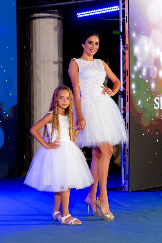 Комплект еднакви рокли за майка и дъщеря с дантела и тюл в бял цвят