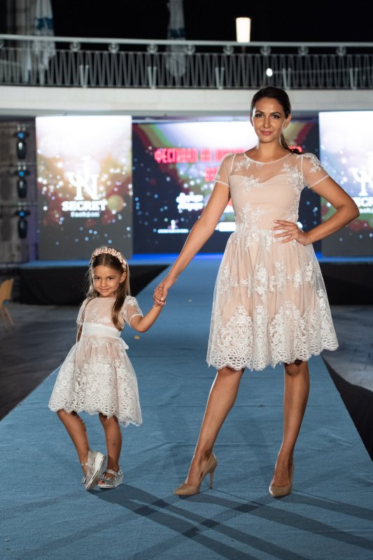 Комплект еднакви рокли за майка и дъщеря с бяла дантела