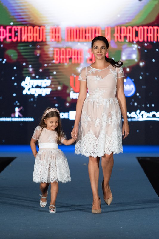 Комплект еднакви рокли за майка и дъщеря с бяла дантела