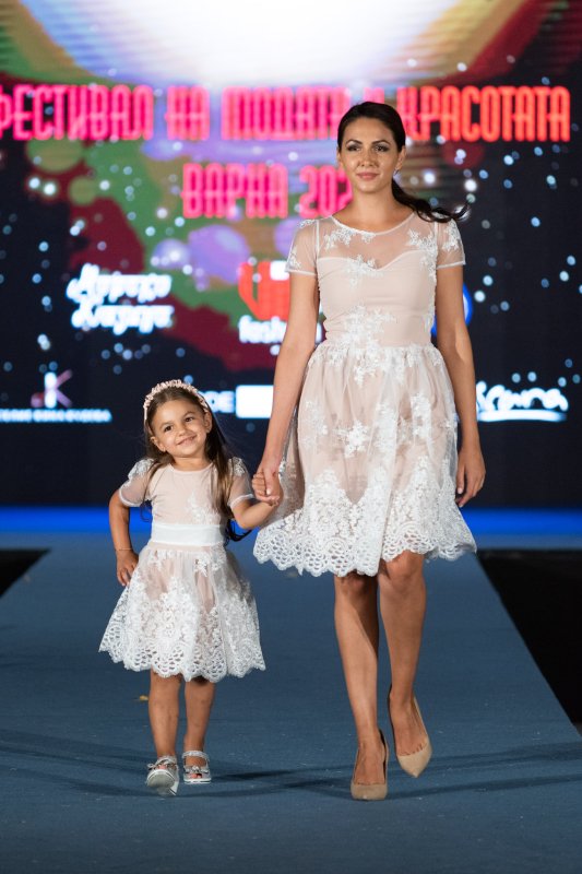 Комплект еднакви рокли за майка и дъщеря с бяла дантела