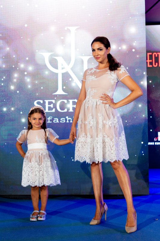 Комплект еднакви рокли за майка и дъщеря с бяла дантела