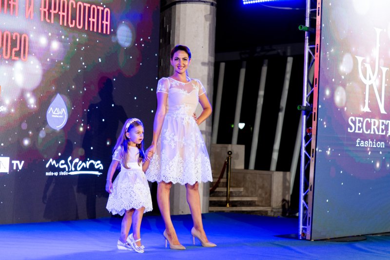 Комплект еднакви рокли за майка и дъщеря с бяла дантела