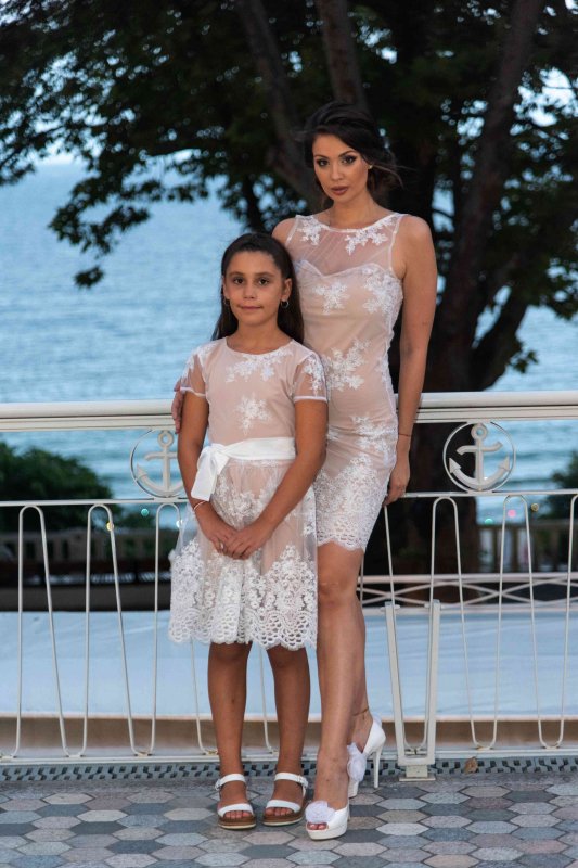 Комплект  рокли за майка и дъщеря с бяла дантела