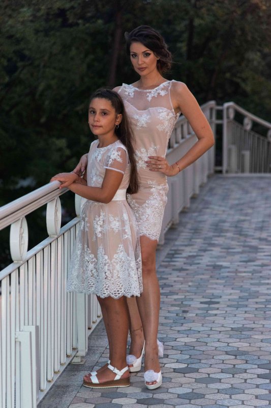 Комплект  рокли за майка и дъщеря с бяла дантела
