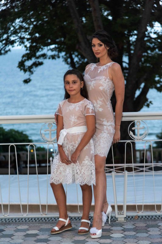 Комплект  рокли за майка и дъщеря с бяла дантела