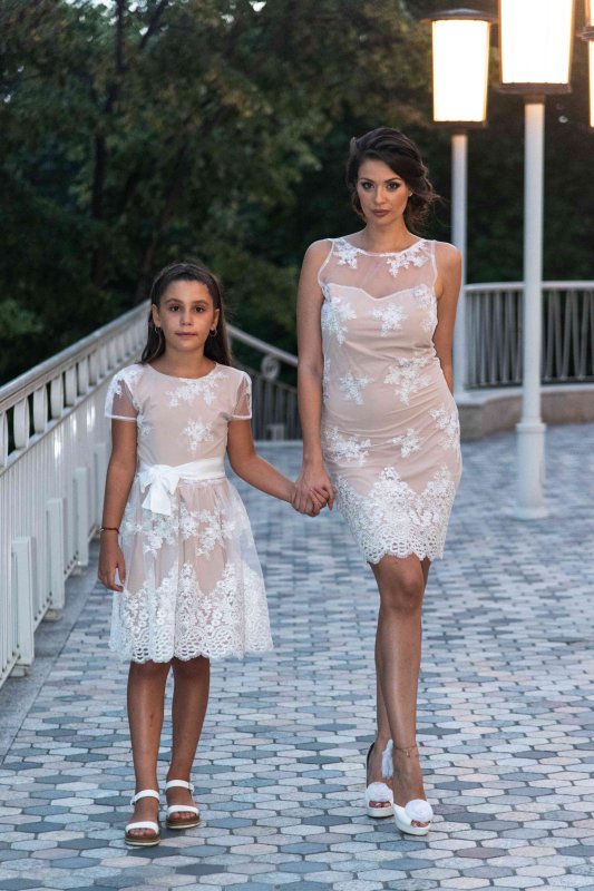 Комплект  рокли за майка и дъщеря с бяла дантела