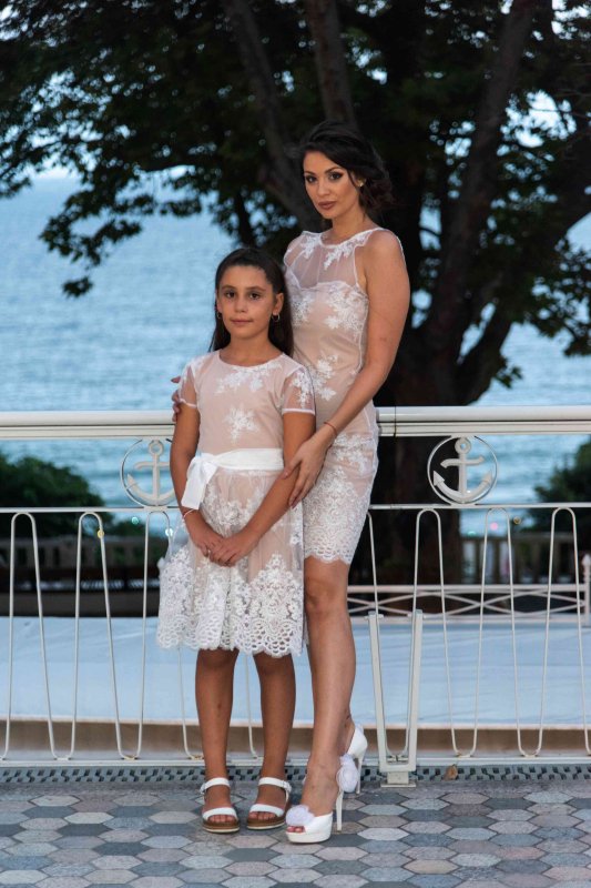 Комплект  рокли за майка и дъщеря с бяла дантела