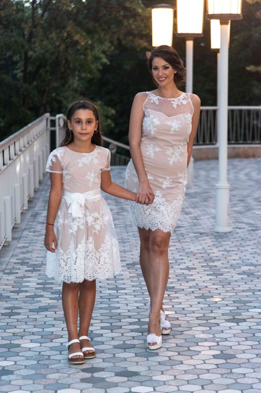 Комплект  рокли за майка и дъщеря с бяла дантела