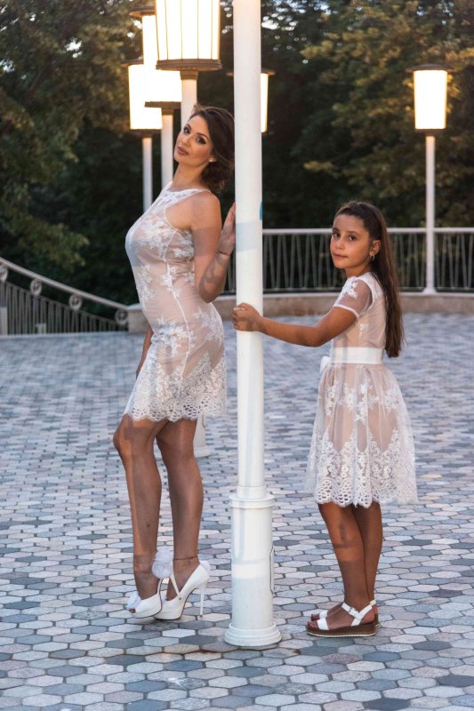 Комплект  рокли за майка и дъщеря с бяла дантела